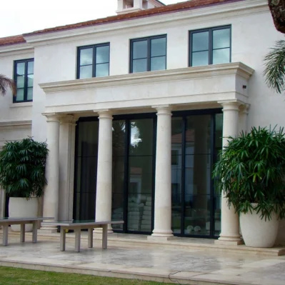 Cornice per finestra con colonna dorica in pietra architettonica in pietra calcarea color crema su misura